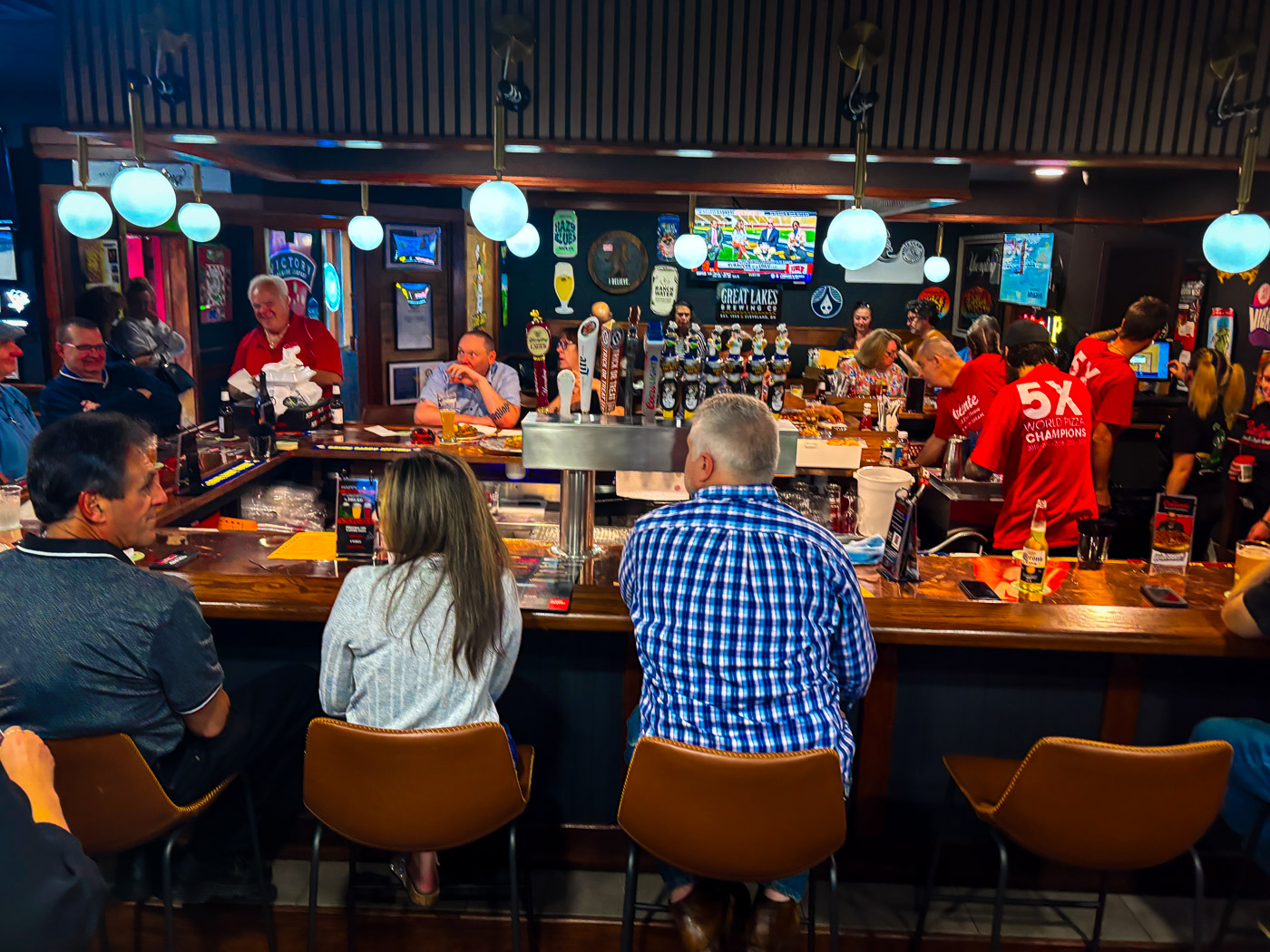 Patrons enjoy beers and food on the first opening of Caliente Pizza & Draft House in Ross Township, Oct. 5, 2024. Photo: Across Pittsburgh/Matt De Reno Patrons enjoy beers and food on the first opening of Caliente Pizza & Draft House in Ross Township, Oct. 5, 2024. Photo: Across Pittsburgh/Matt De Reno