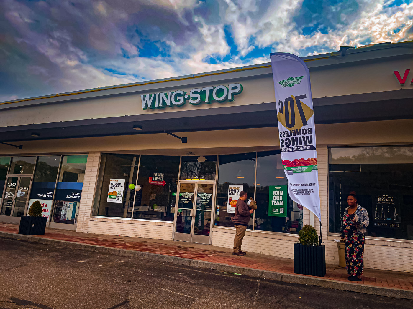 Image of Wingstop storefront In Ross Township area of Pittsburgh's North Hills